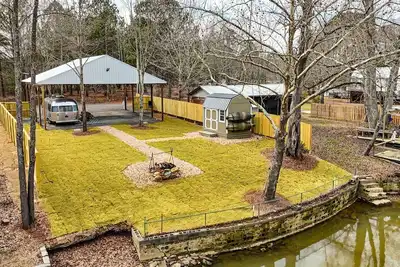 Image de Johnny's Lake Escape lakeside covered Airstream: firepit, outdoor seats; kayaks