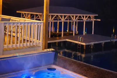 Image de Lakeside Hot Tub, fire pit, kayaks, king beds