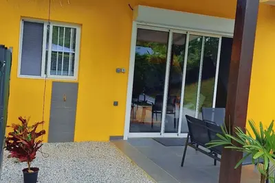 Image de Meublé moderne et indépendant avec entrée privative, terrasse et jardin.