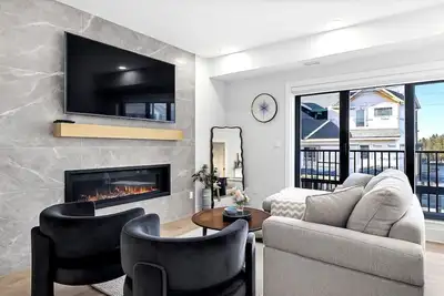 Image de 3br Rockies Haven. Sleeps 8 with Hot Tub, Pool and Mountain Views