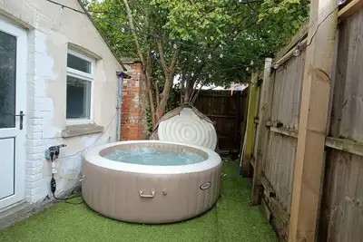 Image de Peaceful Hideaway with Hot Tub near Cardiff Centre