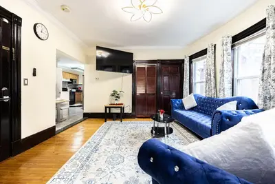 Historic Brownstone Elegance: Blue Colonial Suite