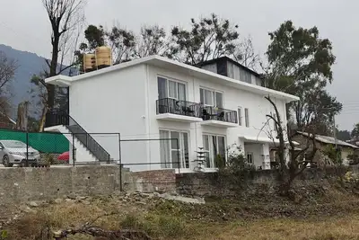 Image de homely stay with the refined feel of a luxury hotel. Located on the main road