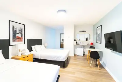 Image de Harvie Heights Studio Retreat|Sleeps 4 + Mtn Views