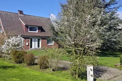 Image de Vacation home on the Elbe dyke with large garden & private water access