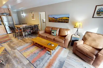 Image de Updated! Walk to Main St. Events, Dining, Shops. 1st Floor, Pool, Hot Tub