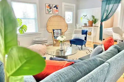 Image de Bright Bungalow, King-size Bed, Fence-in Backyard–Cool, Cozy & Dog Friendly