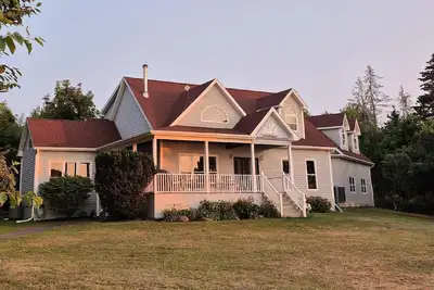Image de Charming Oceanfront 4 br with Private Beach Access. Pet-Friendly!