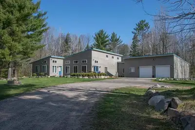 Image de Charming Northwoods Retreat – Spacious 3-Bedroom Hideaway