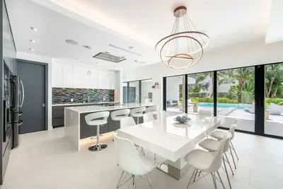 Image de Modern Canal-Front Luxury Near Seven Mile Beach