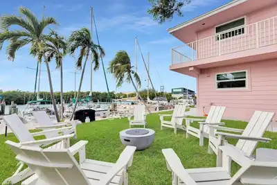 Image de New Waterfront Suite – Pool and Breakfast Included