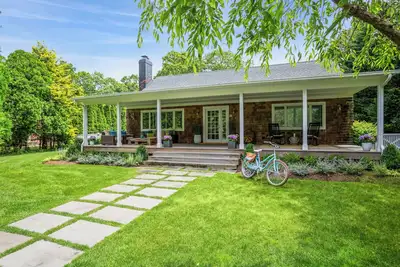 Image de Cozy 6-bedroom beach house with pool, hot tub & Ac in the Hamptons