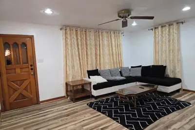 Image de Peaceful and newly renovated 3-bedroom house with Ac in charming Hill top