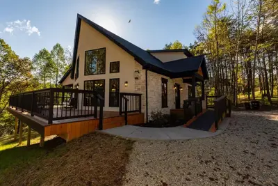 Image de Shay's Western Luxury Retreat-Hot Tub-Sleeps 16 in Logan close to Old Man’s Cave