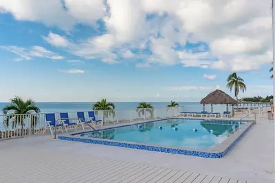 Salt Life  2Bed/2Bath Beachfront Condo with Pool & Elevator Access