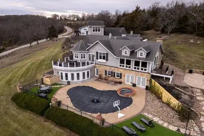 Image de Private 11-acre Retreat-Luxury Estate - Private Gym, Pool, Entertainment Space