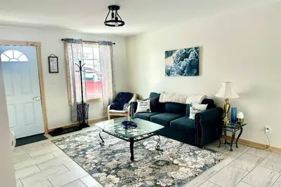 Image de Cozy new 1 bedroom, queen bed, and queen sofa bed, washer/dryers. Radiant heat.