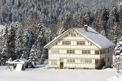 Image de Verschlafen. . . in sanfte Hügel eingebettet. by Interhome