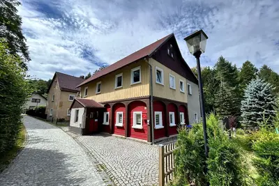 Image de Waldferienhaus Dunja mit Sauna, Whirlpool, direkt am Waldrand, Kletterfelsen by Interhome