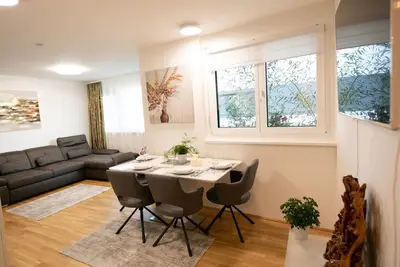 Image de Moderne Wohnung in Kaisermühlen mit Garten und Panoramablick by Interhome