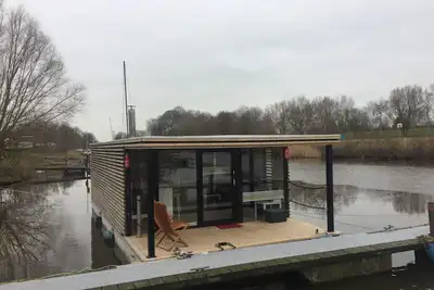 Image de Hausboot für vier Personen mit Kamin und Terrasse by Interhome