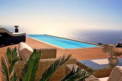 Image de Moderne Architekten-Villa mit Infinity-Pool und Meerblick by Interhome