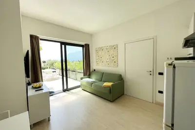 Image de Zwei-Zimmer-Wohnung mit teilweisem Seeblick by Interhome