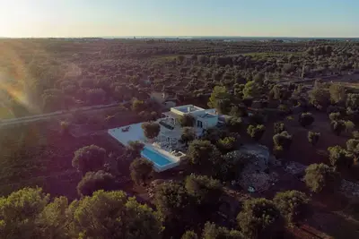 Image de Design-led masseria with infinity pool: vineyards, olives, beaches & Puglia