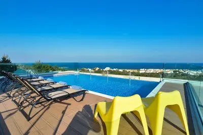 Image de Private Villa mit 4 Schlafzimmern, Pool und Meerblick by Interhome