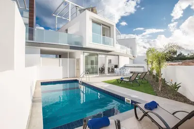 Image de 2-Schlafzimmer-Villa mit Pool, Dachgarten, Meerblick by Interhome