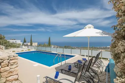 Image de Villa mit Panoramablick auf das Meer von Latchi by Interhome