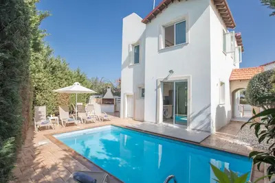 Image de 3-Bett-Villa mit privatem Pool in einer bewachten Anlage by Interhome