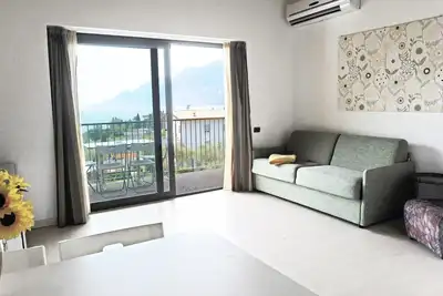 Image de Zwei-Zimmer-Wohnung mit Seeblick by Interhome