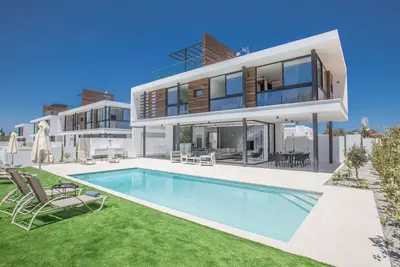 Image de Geräumige Villa mit großem Garten und Pool by Interhome