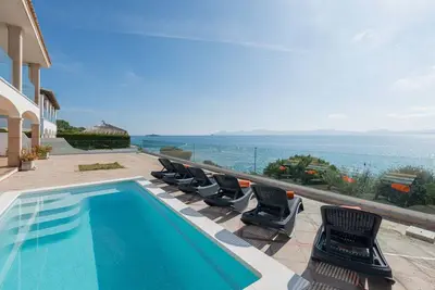 Image de Verträumte Villa mit privatem Pool und Liegewiese by Interhome