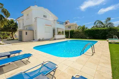 Image de 4-Schlafzimmer-Villa mit privatem Pool in Ayia N by Interhome