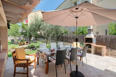 Image de Stilvolle Villa mit Terrasse und Nähe zum Strand by Interhome