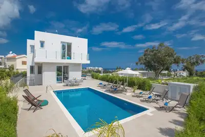 Image de Schöne, topmoderne Ferienvilla auf Zypern by Interhome