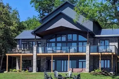 Image de Experience Ultimate Luxury at our Exquisite Lakehouse. Large family gatherings!