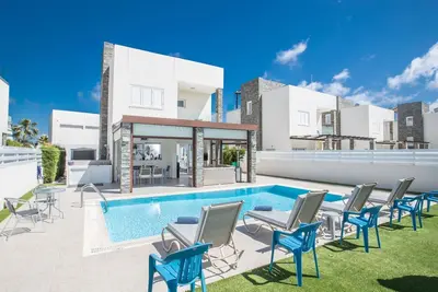 Image de Moderne 4-Schlafzimmer-Villa im Zentrum von Protaras by Interhome