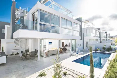 Image de 3-Schlafzimmer-Villa mit privatem Pool und Dachg by Interhome