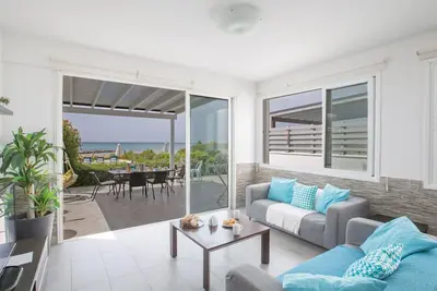 Moderne, geräumige Villa am Strand mit Pool by Interhome