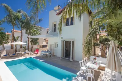 Image de 3-Schlafzimmer-Luxusvilla mit Pool und teilweise Meerblick by Interhome