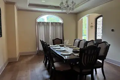 Image de Spacious 6-bedroom house in fantastic Bartlett!