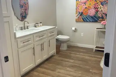 Image de Historic Downtown Charm with Modern Amenities