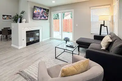 Image de Elegant Modern Home near Mary Vagle - Honest Homes