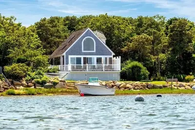 Image de Charming Vineyard Waterfront Cottage with Spectacular Views