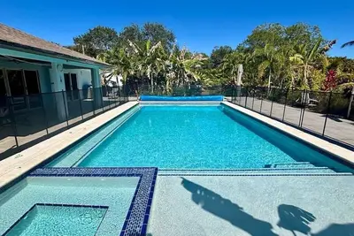 Image de Jupiter Fun Family Heated Pool Home Fire Pit