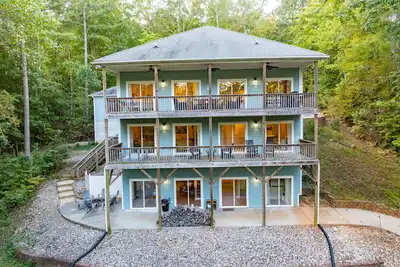 Image de Lakeview, Dock, Fire Pit, Grill, Kayaks, Paddleboards, Foosball, Arcade