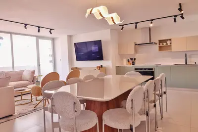 Image de 4b • Bright 5br Apt • 4 Baths • Great for Groups